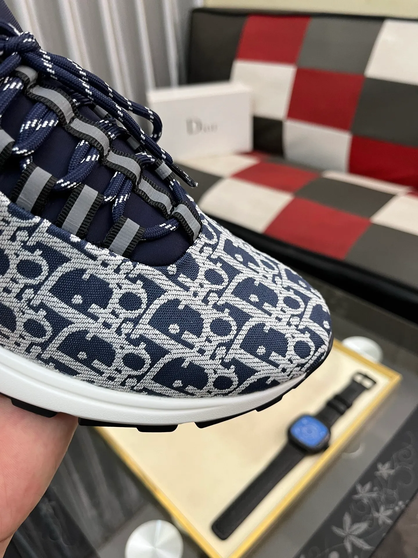 Men's Men's Shoes💰440⌚️⌚️ Dior's casual and sporty style combines the elements of dad's bag-soled shoes, successfully breaking through the dad shoe style that has been on the streets in recent years, and becoming a beautiful landscape in luxury goods. The fabric is high mercerized with breathable mesh, and the mesh on both sides of the shoe is made of three layers of composite technology. The bottom process uses package molding fabrics: imported high mercerized 🐂 cowhide stitching with original customized D-shaped mesh code number: 38-443️⃣Colors available